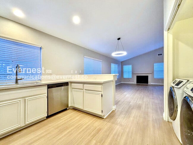 Building Photo - 9 Vía Espiritu