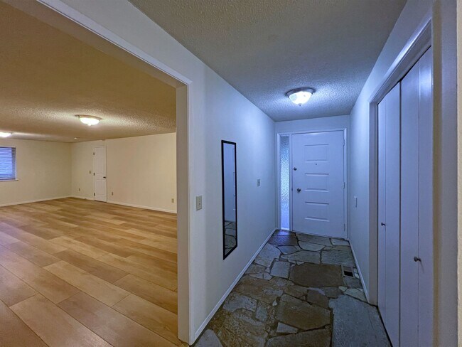 Foto del edificio - 4 bedroom 2.05 bath rambler on Kent's East Hill