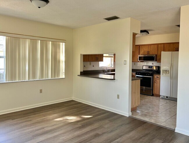 Building Photo - 3/2/2 Home in Silver Spring Shores