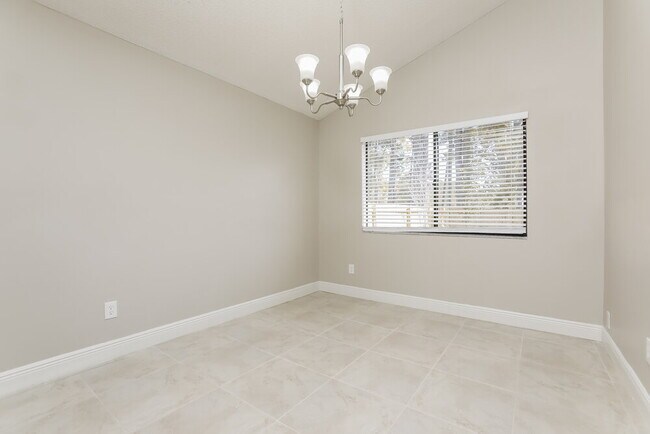 Foto del edificio - 173 Lakeside Cir