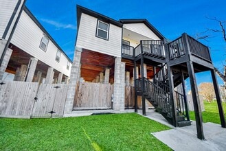 Building Photo - 618 Maple Way