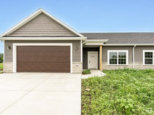 Building Photo - 946 Kings Dr