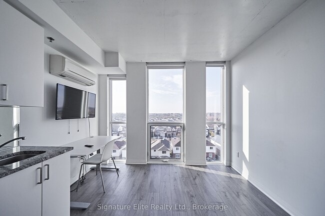 Photo du bâtiment - 1900 Simcoe St N