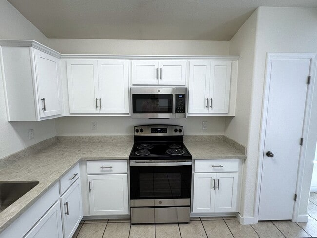 Building Photo - Beautiful Remodeled 3 bed, 2 bath home in convenient El Mirage neighborhood!