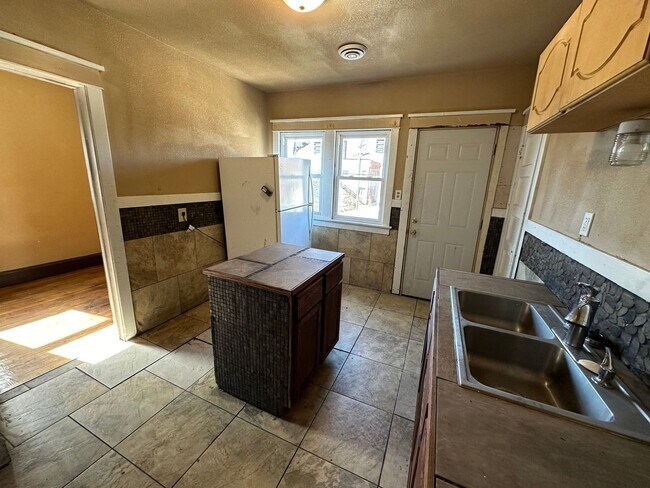 Building Photo - 3 Bedroom Duplex in Milwaukee