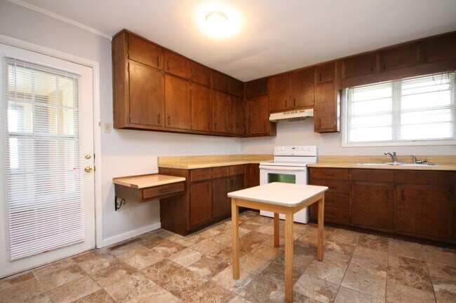 Building Photo - 417 Greenacres Dr NW