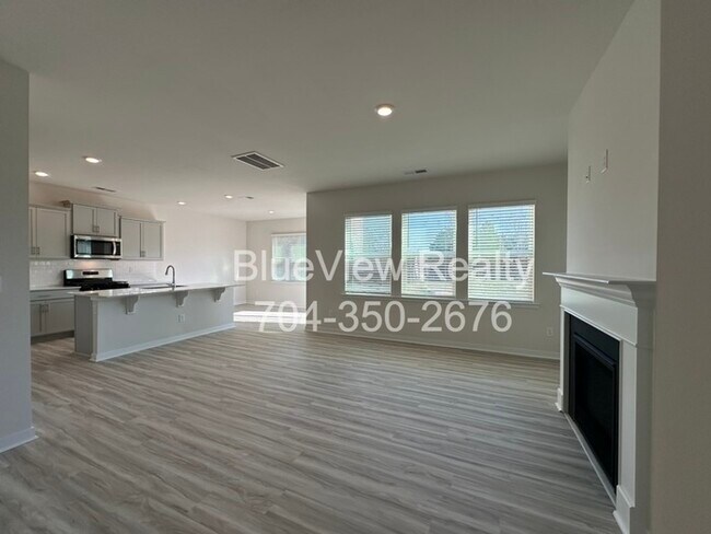 Foto del edificio - Brand new home 3 bed 2.5 bath 2 car garage in Steele Creek