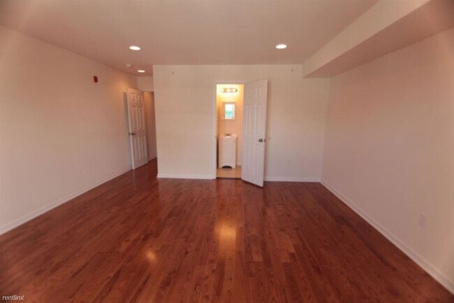Building Photo - 4 br, 4 bath Triplex - 1915 N GRATZ ST Unit C