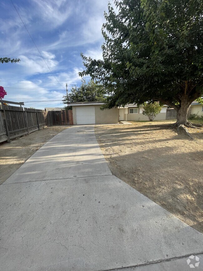 Rexland Acres Apartments for Rent with a Garage Bakersfield, CA 1