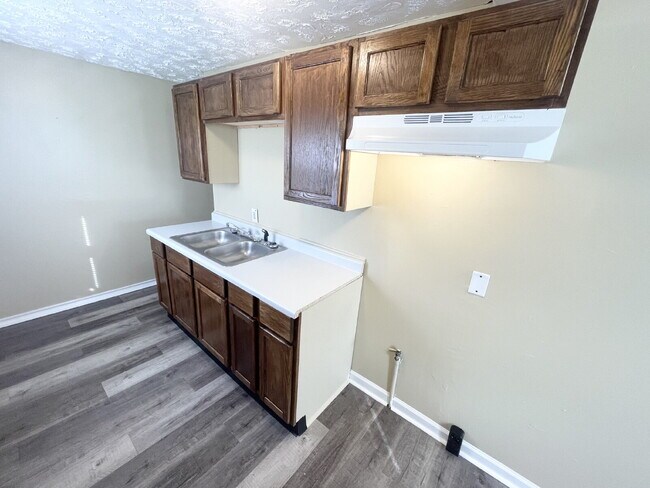 Foto del edificio - 4 bedroom HUGE attached, 2-car garage/workshop combo (has electricity