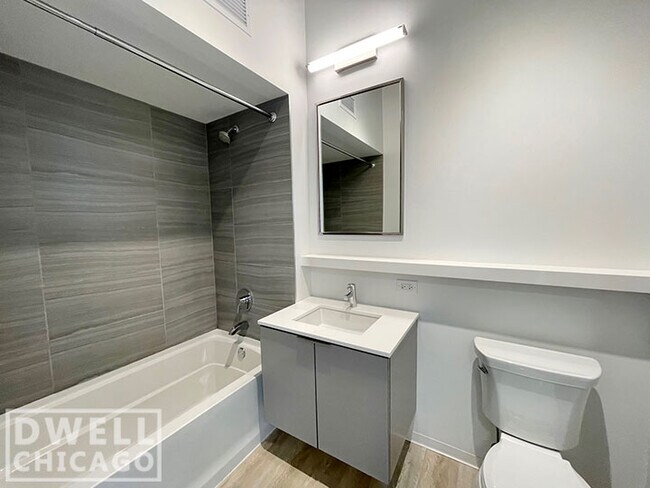 Foto del edificio - 2722 W Belden Ave