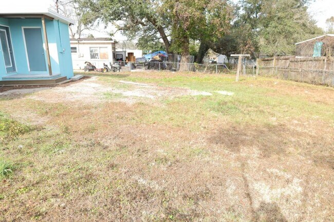 Foto del edificio - 1723 Bush Ave