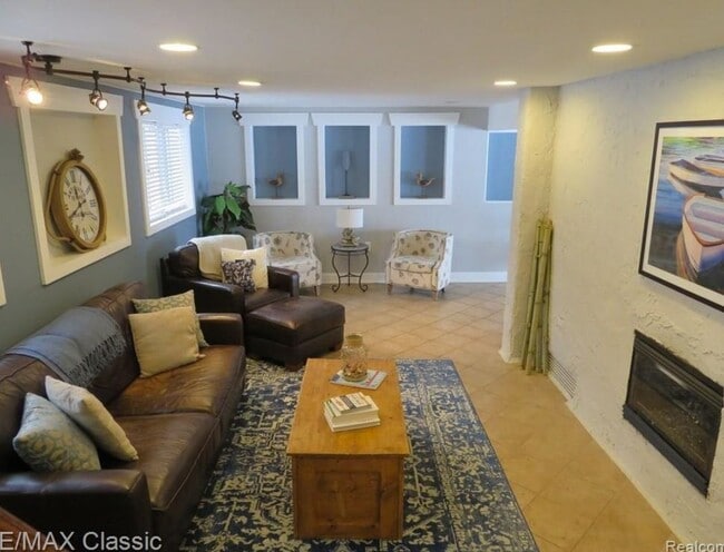 Building Photo - 1508 Lakeview Dr