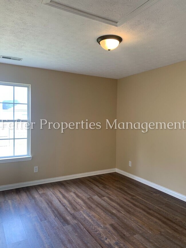 Building Photo - Dazzling Newburgh Home!