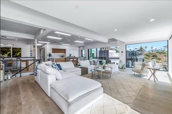 Great Room With Beach Views - 225 4th St
