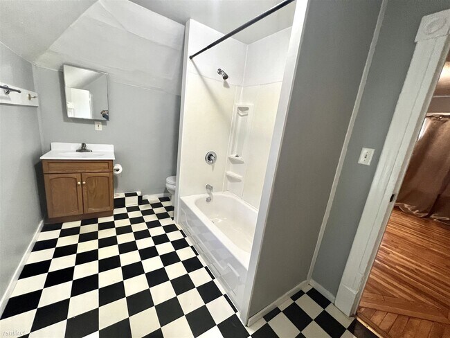 Building Photo - 2 br, 1 bath Duplex - 1121 Summit Street 2