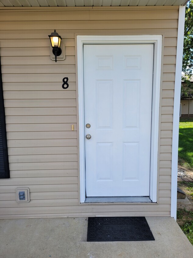 Primary Photo - 8 Peartree Ln