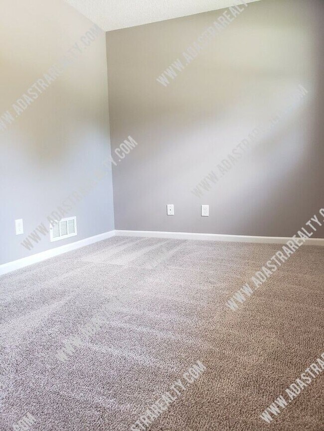 Building Photo - Amazing Raytown Apartment-Available NOW!!