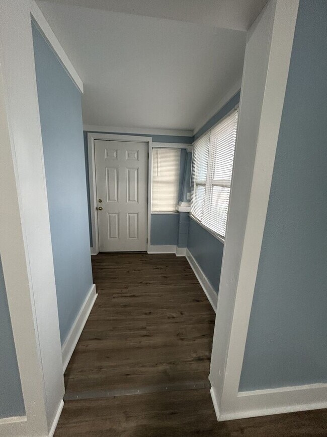 Building Photo - Just Renovated - 3 Bedroom 1 Bath - Large Eat-In Kitchen!