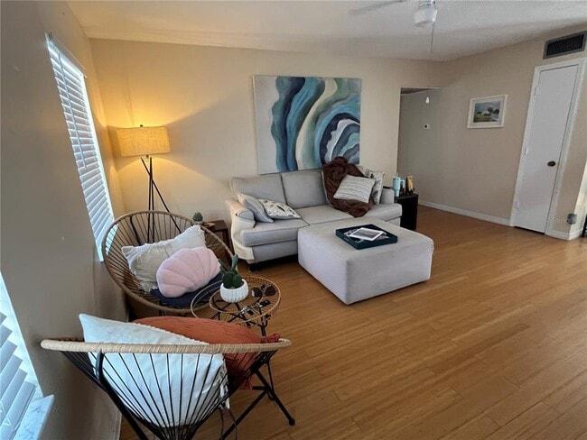 Building Photo - 6980 Avenue Des Palais