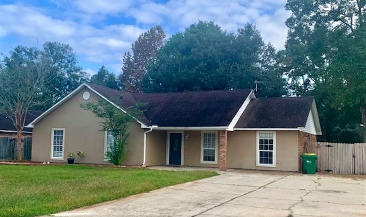 Primary Photo - 3 Bd / 2 Bath Home in Pinehurst Subd.