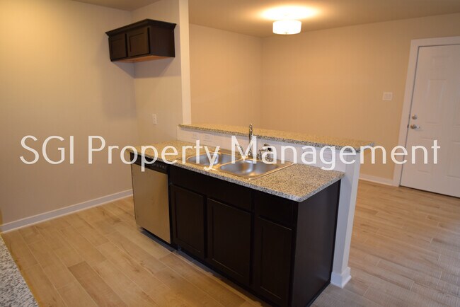 Building Photo - Adorable 2 bedroom with large yard