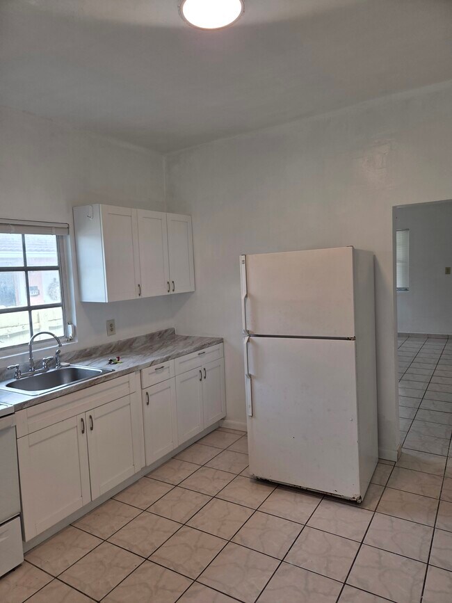 Foto del edificio - 2468 SW 16th St