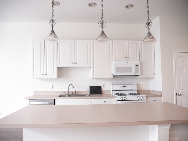 Building Photo - Your Dream Townhome Awaits!
