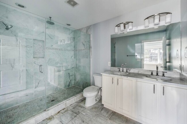 Foto del edificio - 2 + 2 close to Rock Creek & 16th St:  PETS...