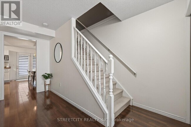 Photo du bâtiment - 1320 Savannah Dr