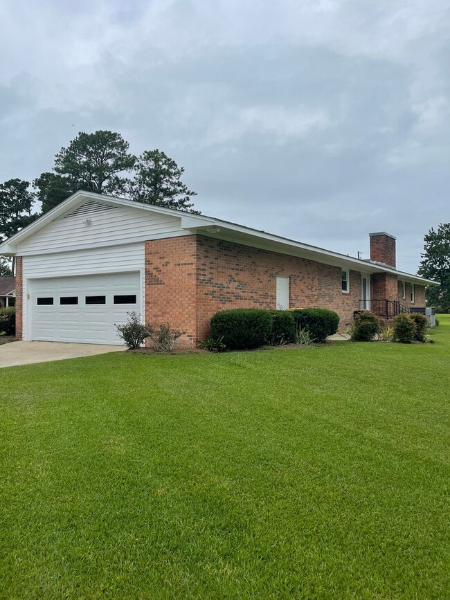 Building Photo - Darling on Deborah