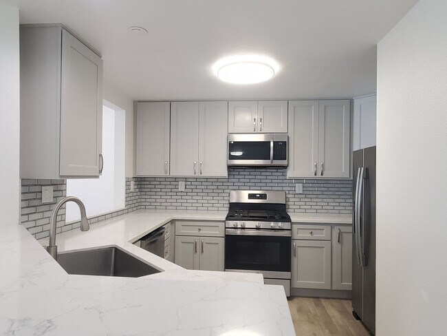 Foto del edificio - Spacious Remodeled Top Floor Condo, A/C, W...