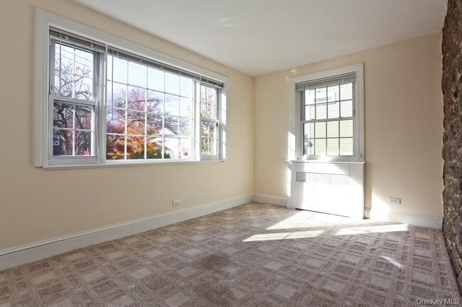 Building Photo - 215 Maple Ave