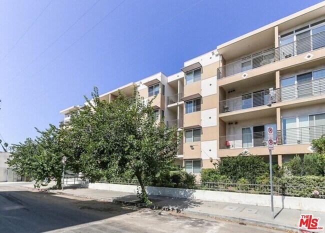 Foto del edificio - 3061 W 12th Pl