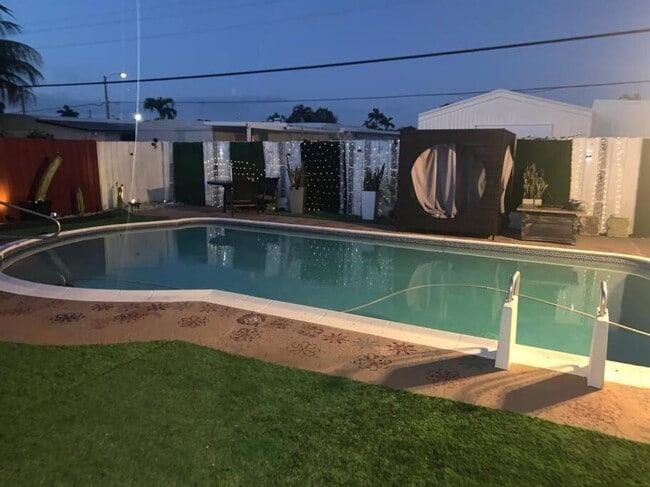 Building Photo - 4 bedroom in West park FL 33023