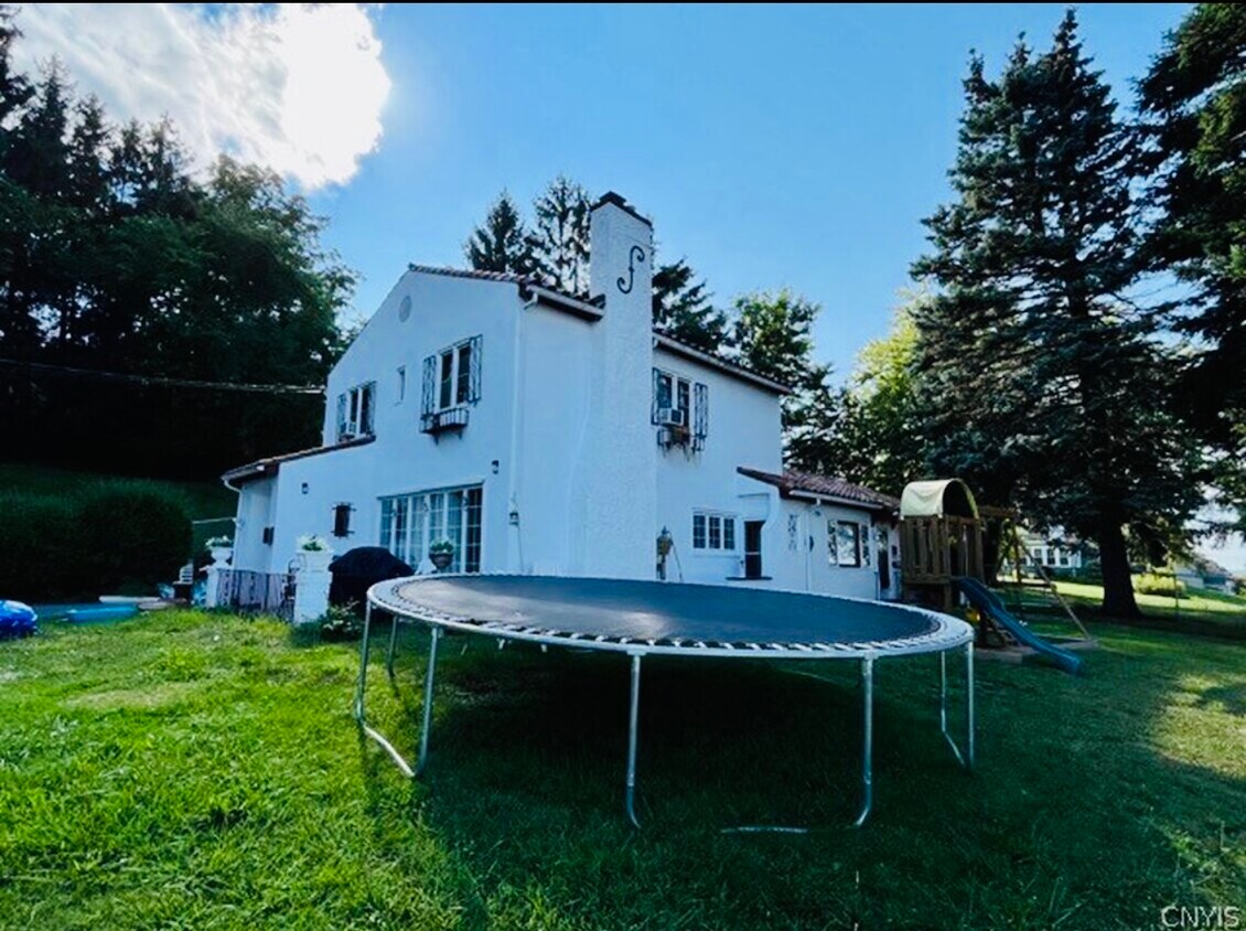 Foto del edificio - 799 Woods Rd