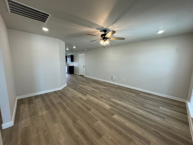 Building Photo - Available for MOVE IN NOW!