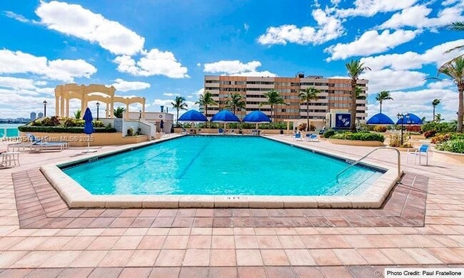 Foto del edificio - 7601 E Treasure Dr