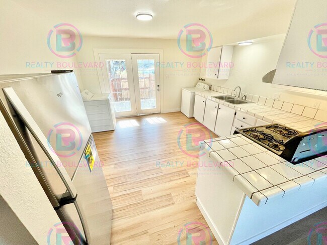 Building Photo - Charming 2-Bedroom 1 Bath fenced yard with patio