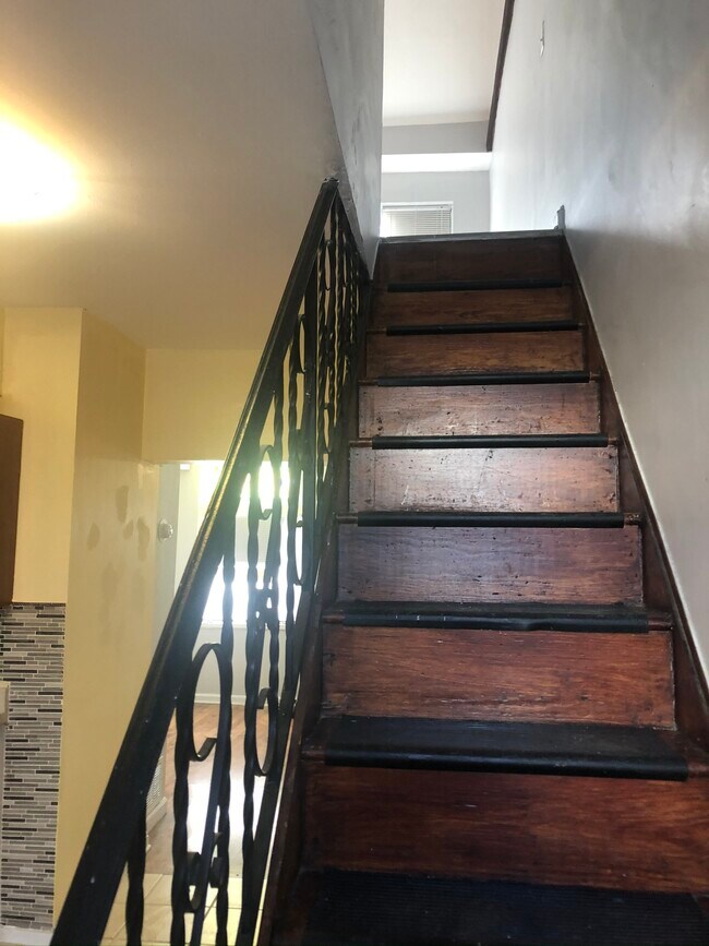 Building Photo - 420 S Madeira St