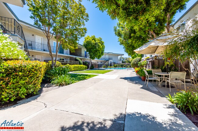 Foto del edificio - 642 Blythe Ct