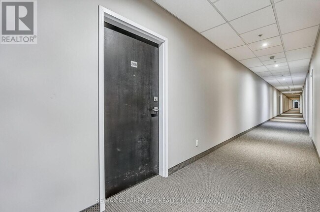 Building Photo - 170-170 Rockhaven Ln
