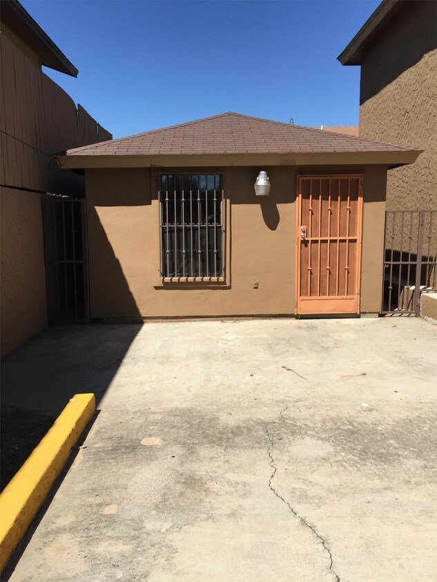 Primary Photo - 2620 N Smith Ave
