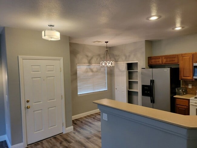 Foto del edificio - 3 Bedroom Townhouse with a backyard