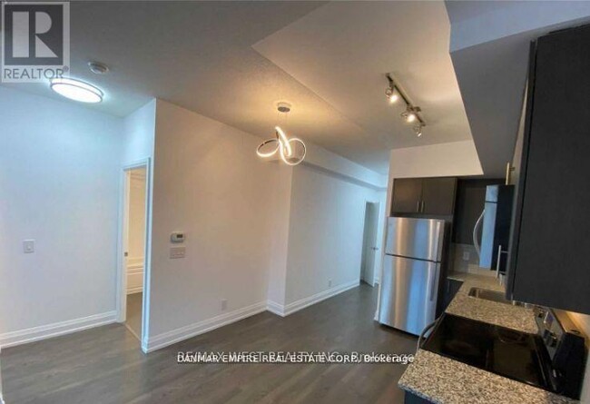 Photo du bâtiment - 7900-7900 Bathurst St