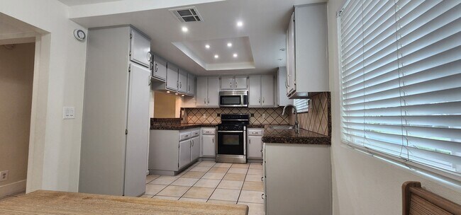 Foto del edificio - 8744 Darby Ave