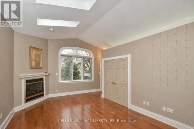 Building Photo - 303 Pall Mall St