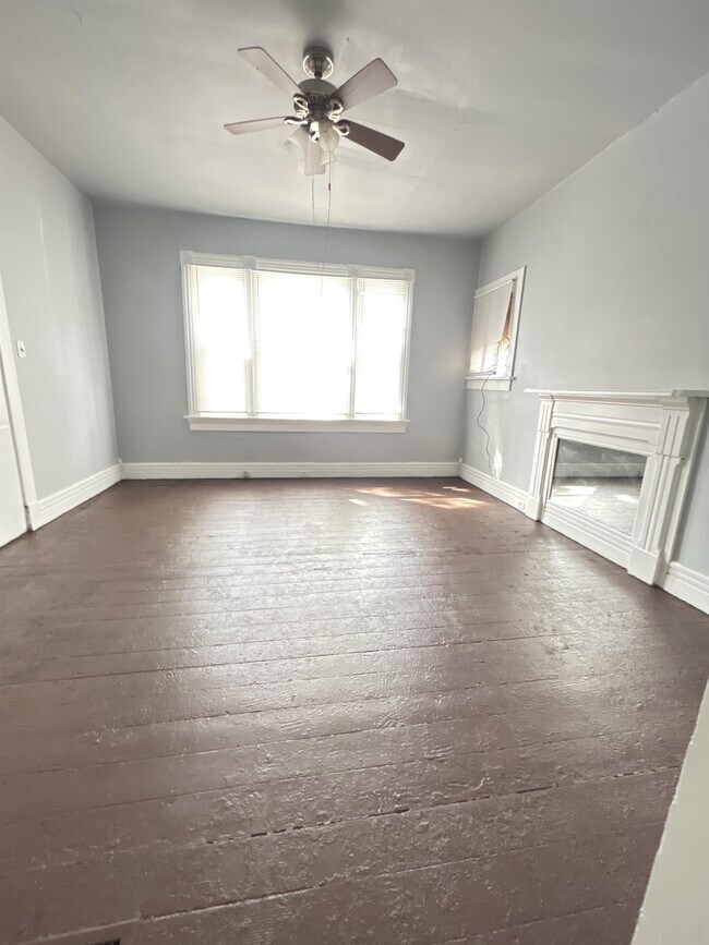 Building Photo - 2351 E 5th St