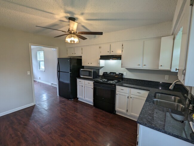 Building Photo - 4613 Forest Ridge Dr