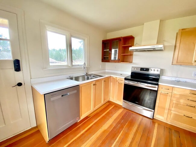 Building Photo - 3 Bedroom Home on a Working Livestock Farm